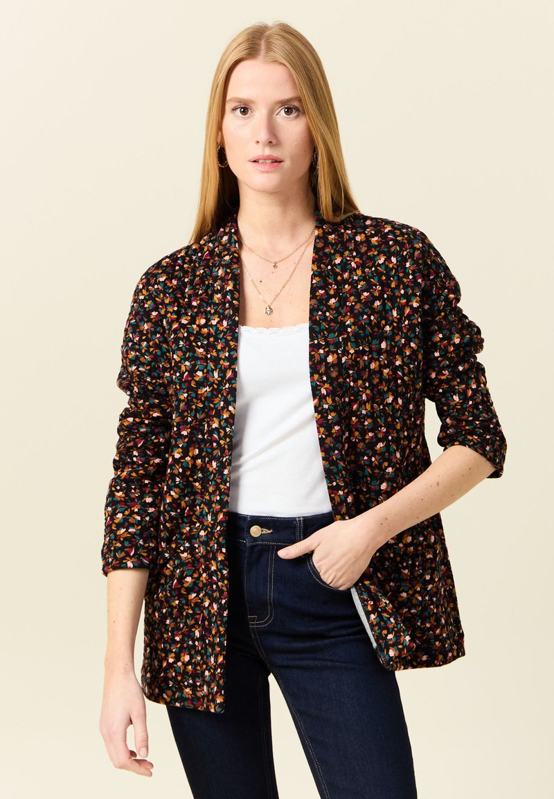 Multicolored bloemenpatroon blazer van lichte stof, met een relaxte pasvorm, open voorkant en driekwartmouwen, gecombineerd met een witte top.