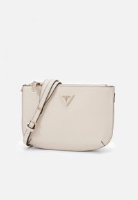 Barna keresztpántos táska texturált szintetikus anyagból. Cipzáras záródással, állítható pánttal és háromszög alakú logóemblémával rendelkezik.