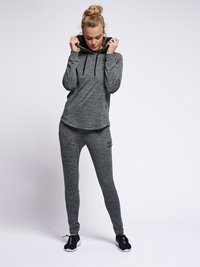 Grå atletisk set bestående av en långärmad hoodie och tätsittande byxor. Materialet har ett mjukt, strukturerat utseende med svarta detaljer och logotyp.