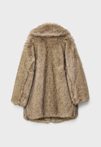 Cappotto in pelliccia sintetica beige con maniche lunghe e ampio colletto, mostrato di spalle su uno sfondo bianco semplice.