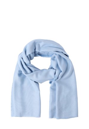 Lichtblauwe zachte stoffen sjaal losjes opgevouwen met franjes aan de randen op een witte achtergrond.