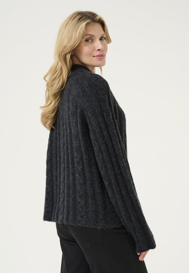 Dunkelgrauer, gerippter Pullover aus strukturiertem Strickmaterial, mit lockerem Schnitt und langen Ärmeln, entworfen mit einem hohen Kragen.