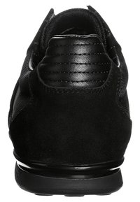 Czarne sportowe buty z teksturowanym zamszowym pokryciem, siateczkowym materiałem i wyściełanym kołnierzem pięty z pionowym szwem oraz gumową podeszwą.