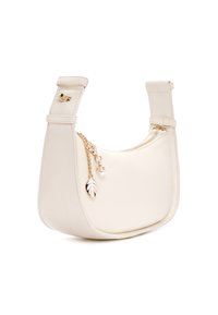 Borsa a mano in pelle bianca con forma curvata, dotata di chiusura con zip, tracolle regolabili e una catena decorativa dorata con dettagli a foglia e perle.