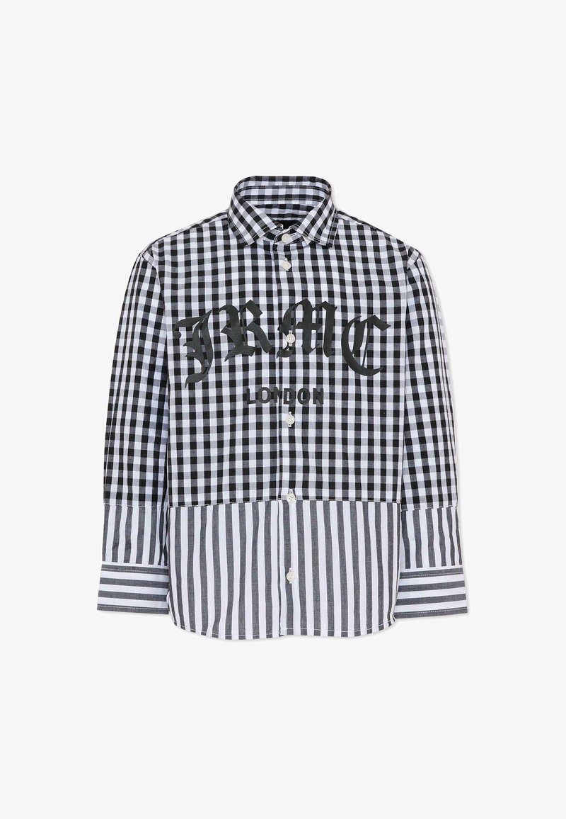 Koszula w czarno-białą kratę z kontrastującymi, paskowanymi panelami, z ostrym kołnierzykiem, guzikami i wyrazistym napisem "JRMCLONDON" na przodzie.
