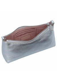 Clutch in pelle argentata con una finitura testurizzata, dotata di chiusura con zip e fodera rosa, include diversi scomparti per schede interne.