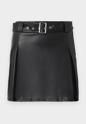 Mustast kunstnahast mini-seelik, millel on keha lähedane disain, külgmised voltid ja vöö hõbedase prongsi ja silmadega. Ühtlane tekstuur, kõrge talje.