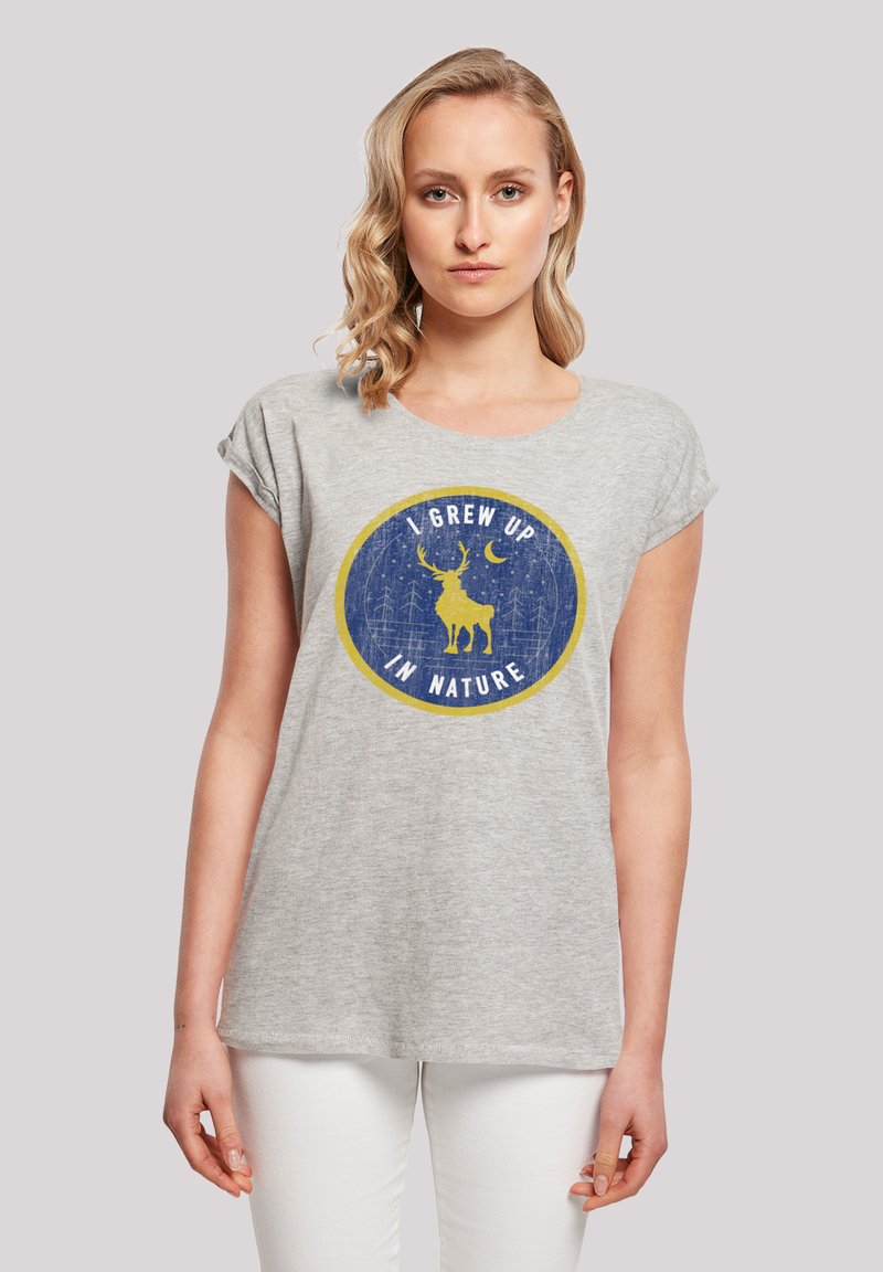 Lichtgrijs T-shirt met korte mouwen van zachte stof, voorzien van een ronde marineblauwe graphic met "IK BEN OPGEGROEID IN DE NATUUR" en een gele hert-silhouet.