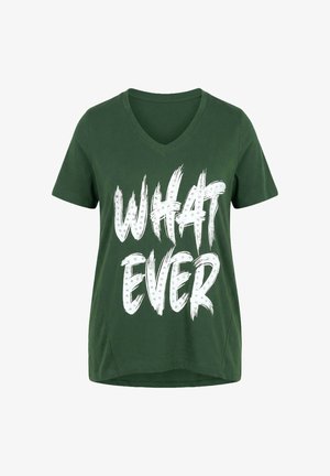 T-shirt verde scuro con scollo a V e maniche corte, con testo bianco in stile pennellata che dice "WHAT EVER" sul davanti.