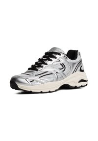 Chaussure de sport argentée avec une tige texturée, des lacets noirs et une semelle intermédiaire blanche. Présente un design élégant avec des accents noirs contrastants.