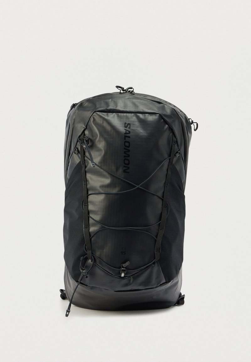 Crni ruksak od izdržljivog materijala, s elegantnim dizajnom, teksturiranom površinom, podesivim naramenicama i prednjim elastičnim užetom za dodatni prostor za pohranu.