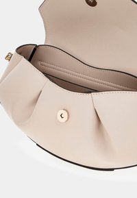 Borsa a mano in pelle beige con una finitura testurizzata, dotata di una chiusura a scatto dorata e di un ampio interno con un semplice divisorio.