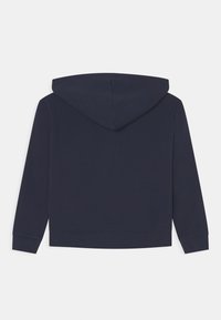Felpa blu navy con cappuccio regolabile, maniche lunghe e polsini e orlo a costine. Realizzata in un tessuto morbido e leggero.