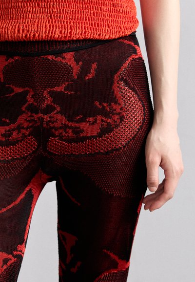 Chet Lo TROUSERS - Hlače - black/red