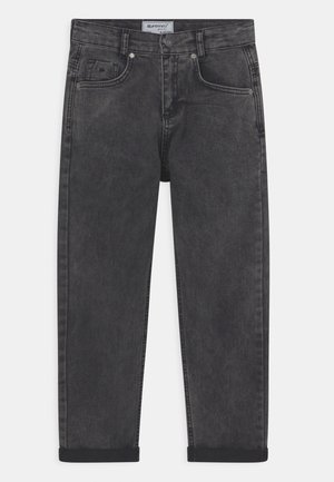 Jean noir délavé, coupe droite, avec poches avant, passants de ceinture, revers retroussés et fermeture à bouton à la taille.