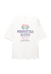 Bílý bavlněný tričko s grafikou růžových růží a nápisem "MANHATTAN BLOOM" v modré barvě, s dalším textem v menším písmu pod ním.