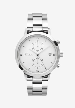 Montre-bracelet en métal argenté avec cadran blanc, chiffres romains, deux sous-cadrans, affichage de la date à 3 heures et trois boutons latéraux sur bracelet à maillons métalliques.