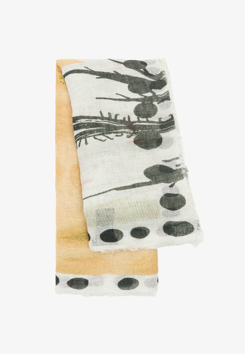 Lekki szalik w kolorze kremowym i delikatnym pomarańczowym, zdobiony czarnymi roślinnymi wzorami oraz kropkami, z postrzępionymi brzegami.