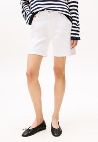Tommy Hilfiger STRAIGHT SHORT - Denim shorts - optic white