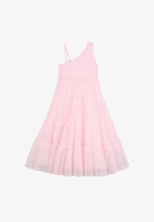 Jasnoróżowa sukienka bez rękawów z cienkim paskiem na ramię oraz warstwową, plisowaną spódnicą z siatki sięgającą do połowy łydki.