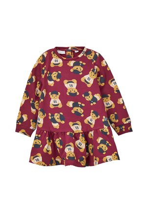 Vestido burdeos de manga larga para niños pequeños con bajo con volantes y un estampado de ositos de peluche juguetones que llevan sombreros y camisas numeradas.
