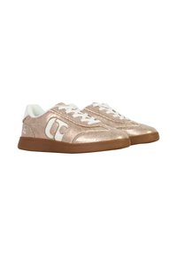 Sneakers color oro rosa con finitura metallica, stringhe bianche e suole in gomma marrone. Il design presenta sottili dettagli testurizzati sulla parte superiore.