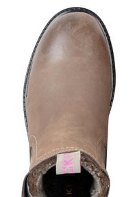 Brązowy skórzany botek za kostkę o gładkiej teksturze, zaokrąglonym nosku i puszystym wnętrzu. Posiada różową metkę z logo oraz czarną gumową podeszwę z przeszyciem.