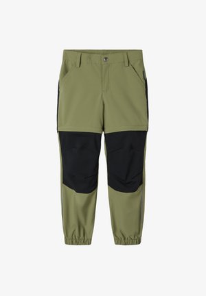 Vihreät ja mustat housut, jotka on valmistettu kestävästä kankaasta, varustettuna joustavilla hihansuilla, useilla taskuilla ja vahvistetuilla paneeleilla polvissa.