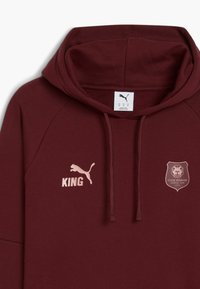 Felpa bordeaux con tasca a marsupio, cappuccio regolabile con coulisse e logo e scritta stampati in rosa chiaro sul petto.