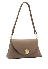 Borsa a tracolla in finta pelle marrone con pattina arrotondata, hardware circolare dorato, tracolla regolabile e superficie liscia.