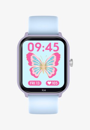 Smartwatch mit einem Lavendelrahmen und einem hellblauen Silikonband. Der Bildschirm zeigt ein Design mit einem rosa Schmetterling, die Uhrzeit 09:45 und eine Herzfrequenz von 105.