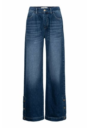 Wijduitlopende denim jeans in donkerblauw, met een knoopsluiting, voorkruiken en drukknoopaccenten aan de zoom. Gladde textuur met subtiele vervaging.