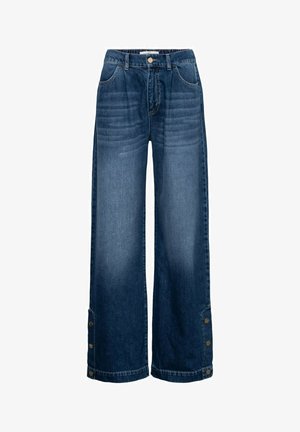 Wijduitlopende denim jeans in donkerblauw, met een knoopsluiting, voorkruiken en drukknoopaccenten aan de zoom. Gladde textuur met subtiele vervaging.