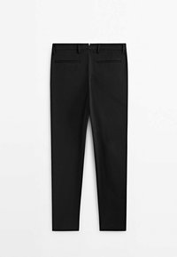 Mustat suorat housut, joissa on sileä pinta, etu- ja takataskut sekä vetoketjukiinnitys.