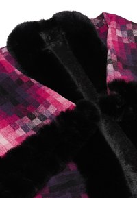 Wrap a quadrettato che presenta tonalità di rosa e viola, con morbidi accenti in pelliccia sintetica nera lungo il colletto e i bordi, che offrono texture e calore.
