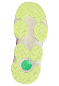 Suola della scarpa di un giallo chiaro con un motivo a zigzag testurizzato. Presenta un pomello centrale verde e la scritta in rilievo "NO NAME" con la taglia "37."