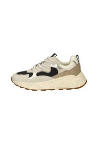 Sportieve sneaker met een beige suède en mesh bovenwerk, zwarte accenten, metallic details en een dikke witte tussenzool met een gestructureerde rubberen buitenzool.