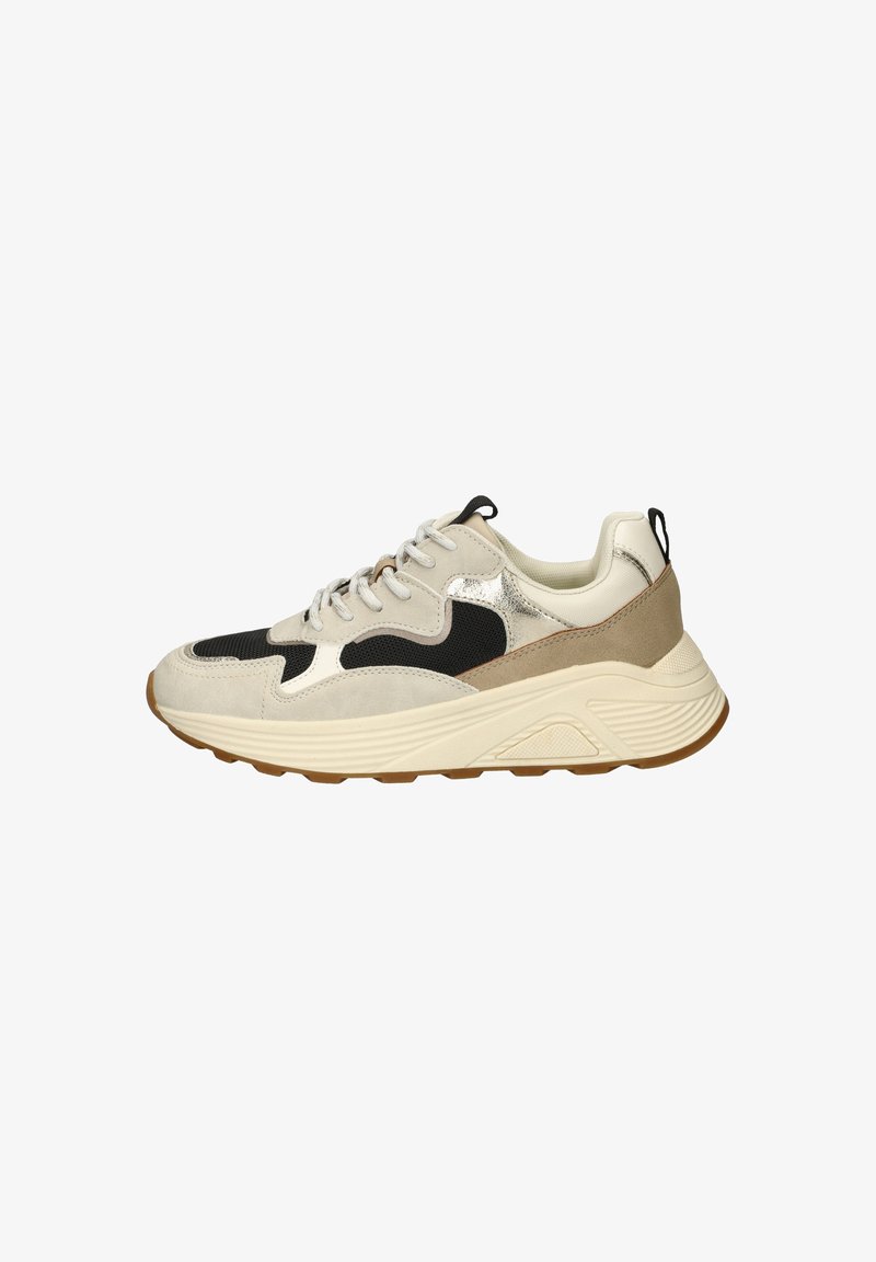 Sportieve sneaker met een beige suède en mesh bovenwerk, zwarte accenten, metallic details en een dikke witte tussenzool met een gestructureerde rubberen buitenzool.