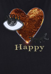 Musta kangas oranžide säde südame motiiviga, hõbedaste äärtega silmaga ja kuldse "Happy" tekstiga, millel on tekstuurilised detailid ja aktsendid.