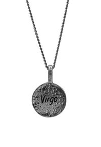 Silverfärgad hänge på en tvinnad kedja med en strukturerad, cirkulär design och "Jungfru" ingraverat i fet stil.