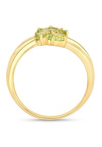 Bague en or ornée de trois pierres vertes taillées en marquise, disposées en design groupé, avec un anneau lisse et un fini poli.