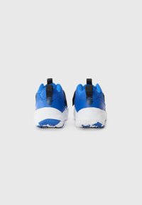 Baskets de sport bleues avec une tige texturée, accents noirs et une semelle intermédiaire blanche avec une semelle extérieure à motifs. Étiquette de tirage à l'arrière incluse.
