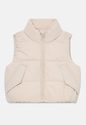 Beige puffer vest med ståkrage, frontlukk og sidelommer. Stoffet har en glatt tekstur med quiltede seksjoner for isolasjon.