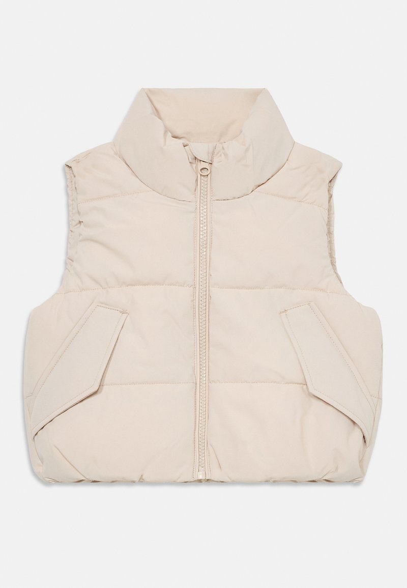 Beige pufferväst med ståkrage, framdragkedja och sidfickor. Tyget har en slät textur med vadderade sektioner för isolering.