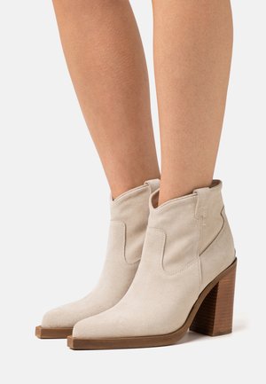 Bottines à talons hauts - beige