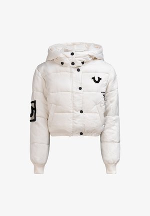 Skórzana kurtka puchowa w kolorze białym z kapturem, z czarnymi guzikami, logo na klatce piersiowej oraz haftowanymi detalami na rękawach. Gładka, pikowana tekstura.
