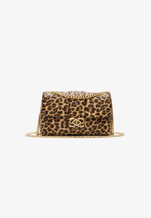 Bolso de mano de estampado de leopardo fabricado en material texturizado, con una correa de cadena dorada y un detalle de cierre dorado en la parte frontal.