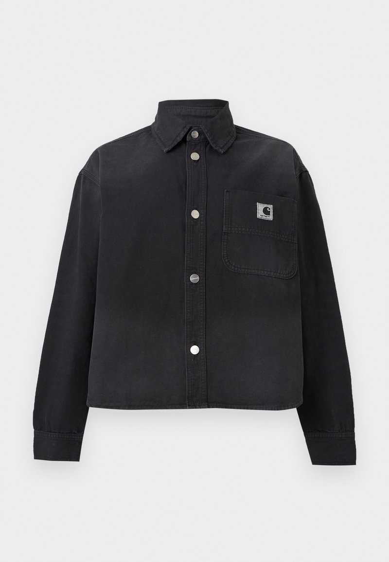 Schwarze langärmelige Jacke mit Knöpfen, Kragen und vorderer Brusttasche mit kleinem quadratischem Logo-Patch auf der rechten Seite.