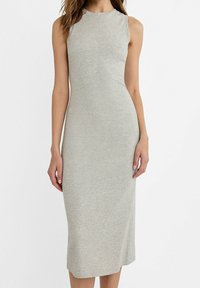 Robe midi grise en tissu tricoté côtelé. Elle présente un col montant et un design sans manches, ajustée au corps, avec un ourlet droit.