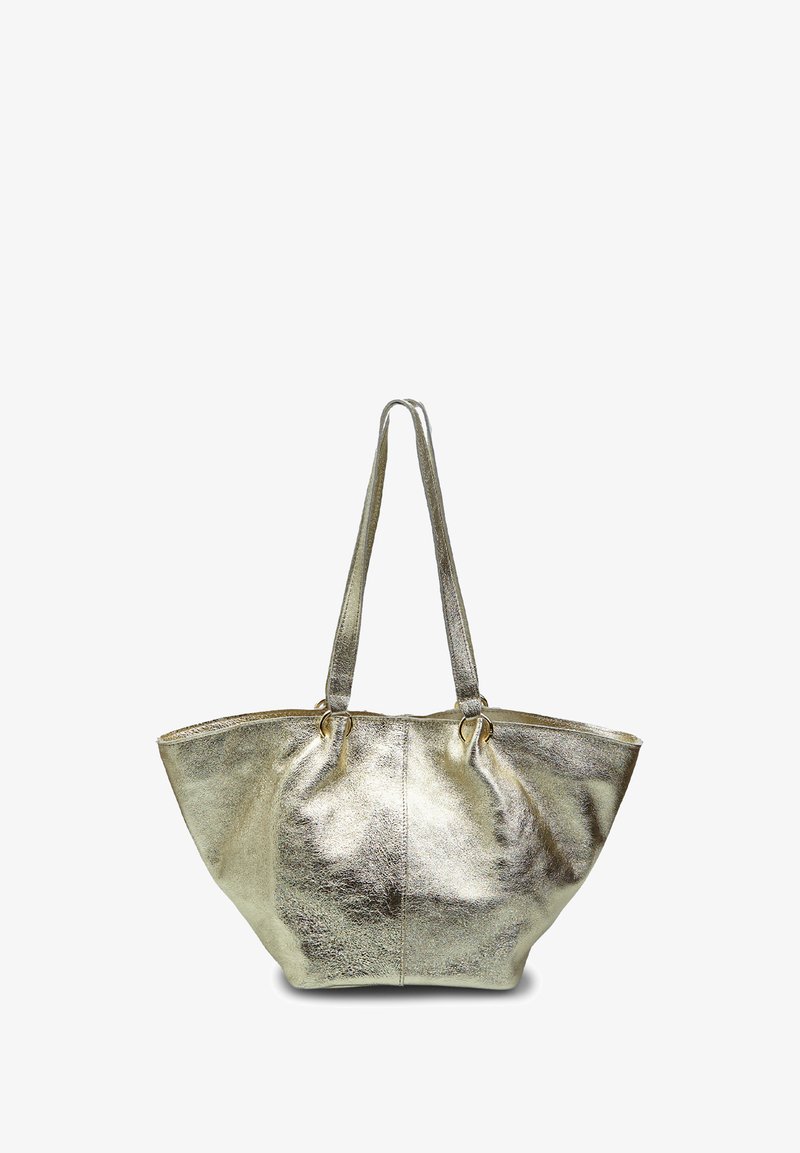 Metaliczna złota torba na ramię o błyszczącej powierzchni, przestronnym zaokrąglonym kształcie i podwójnych krótkich uchwytach. Charakteryzuje się prostym designem bez ozdób.